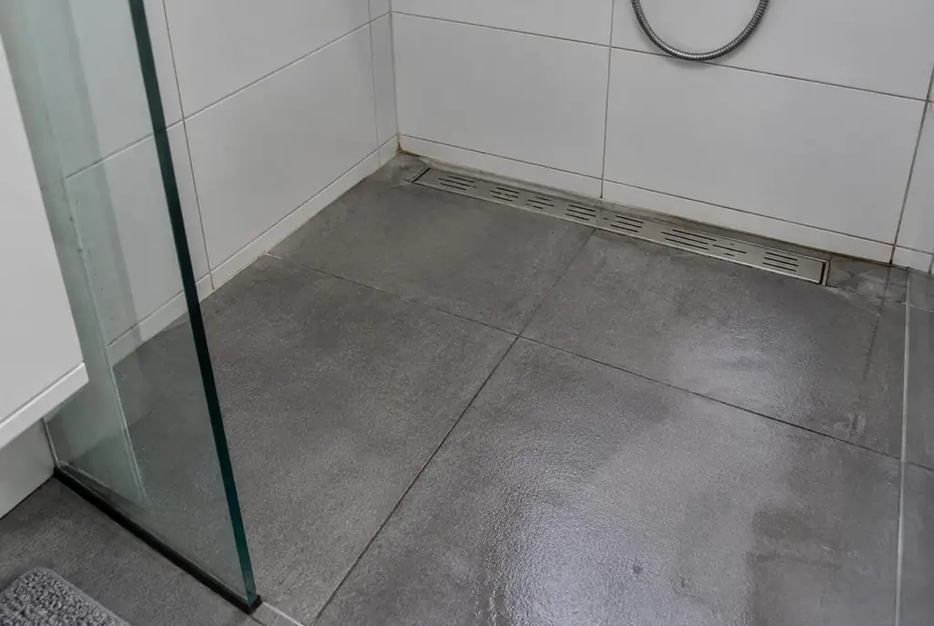 Lekdetectie Nieuwveen – lekkende inloopdouche met natte voegen