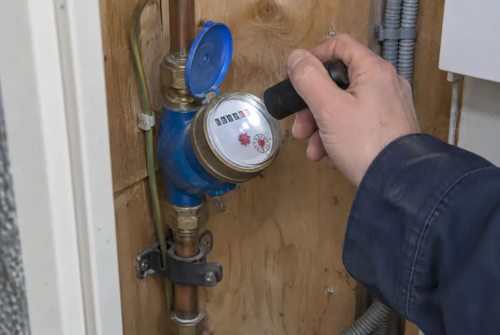 Lekdetectie Nieuwveen – watermeter in de meterkast controleren met een zaklamp